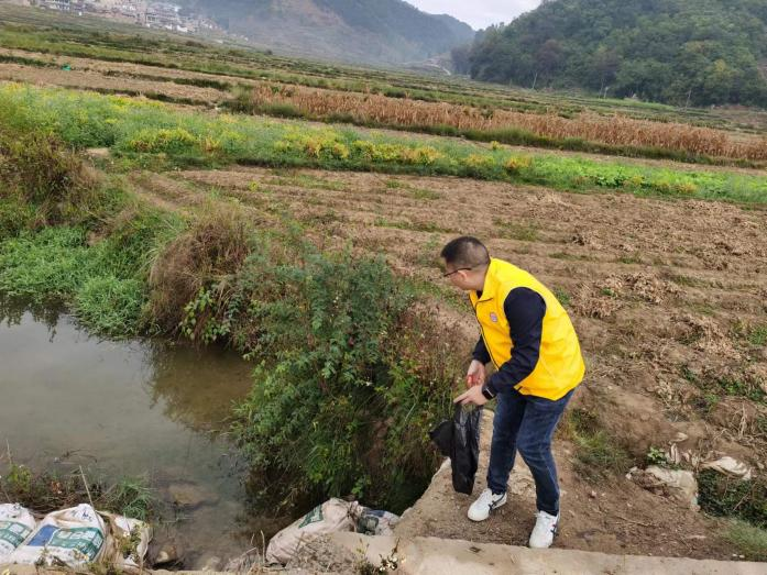 【新时代文明实践】丘北县投资促进局开展“守护绿水长流”志愿服务活动