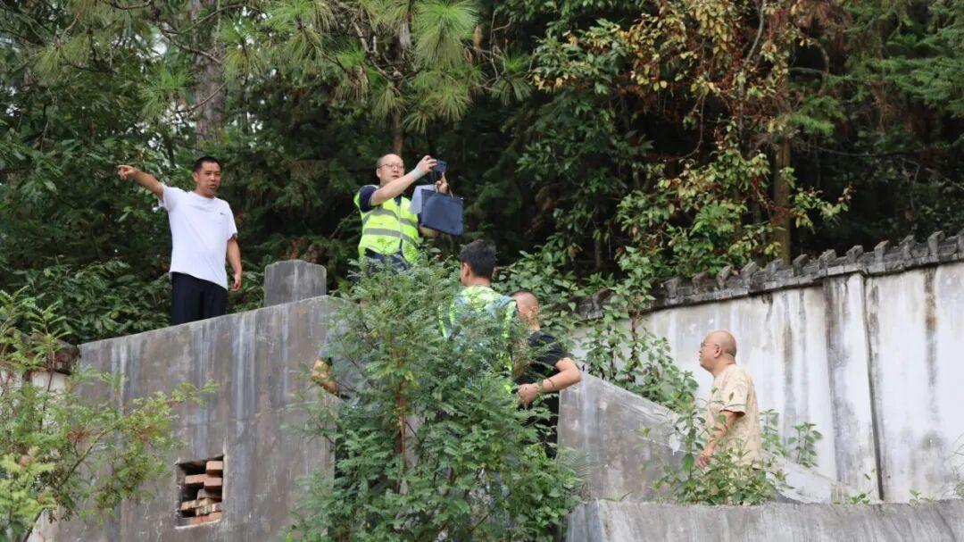 工作人员实地踏勘校园边坡