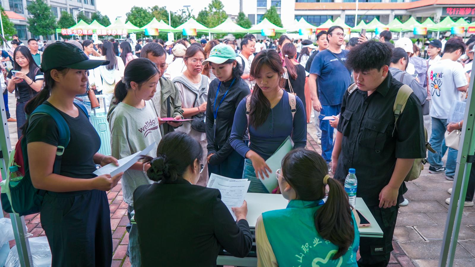 文山职业技术学院 2026 级新生报到 技能青春就此启航