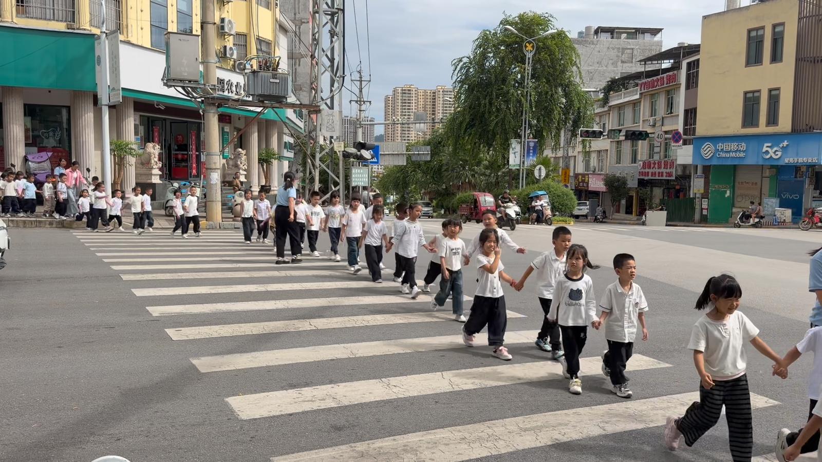 广南:开学第一课精彩纷呈 安全文明护航新学期