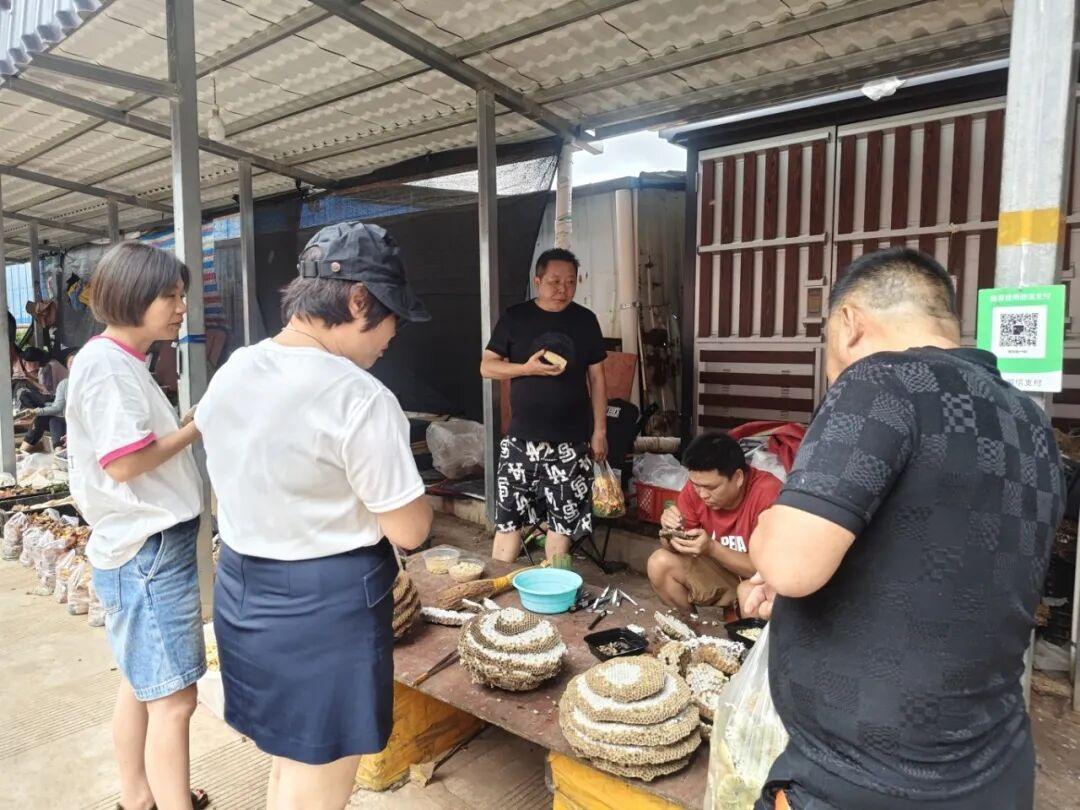砚山:一锅油炸蜂蛹,解锁市井至鲜美味