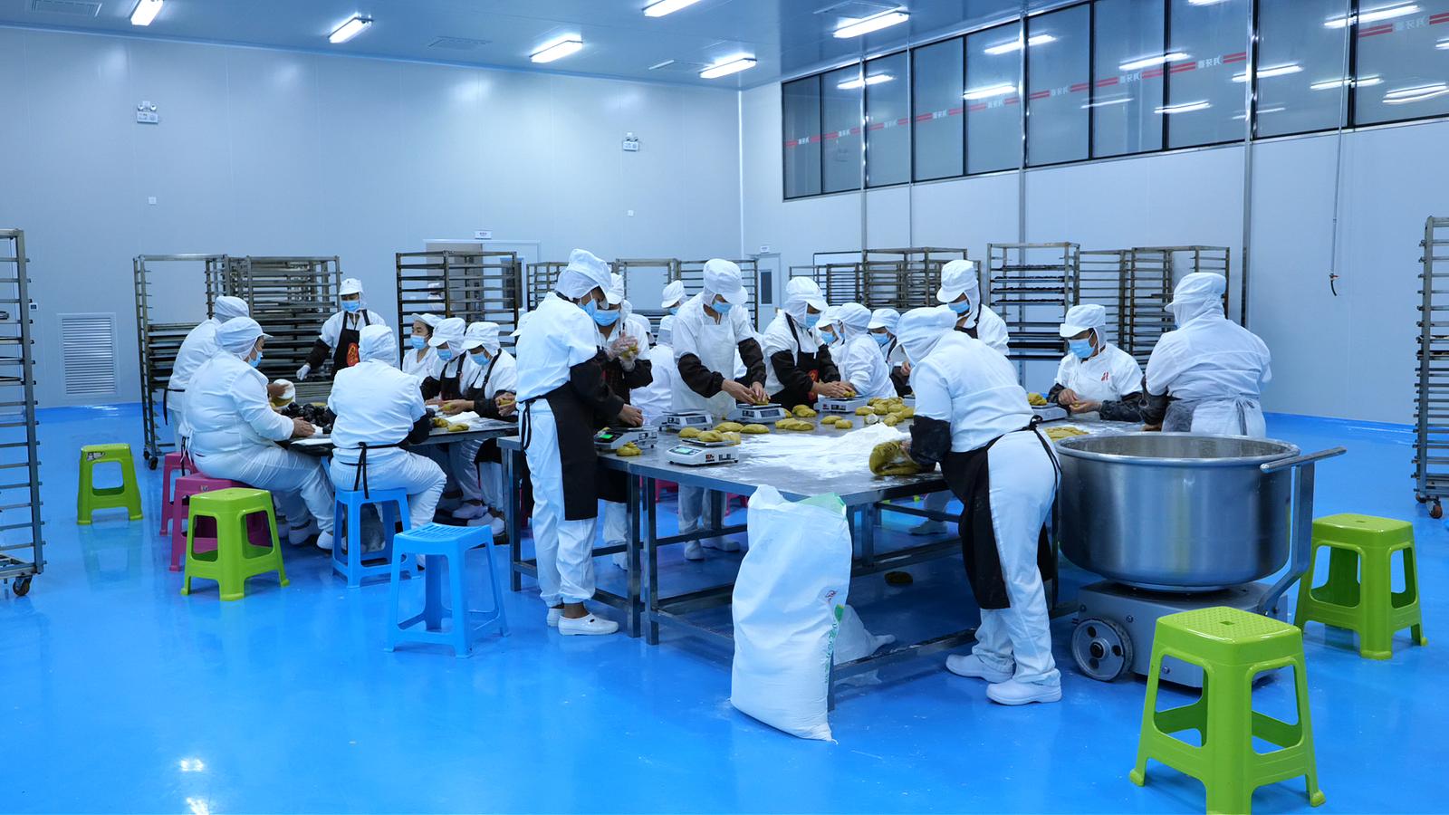 日产上万个!广南月牙婆月饼全面开产迎中秋