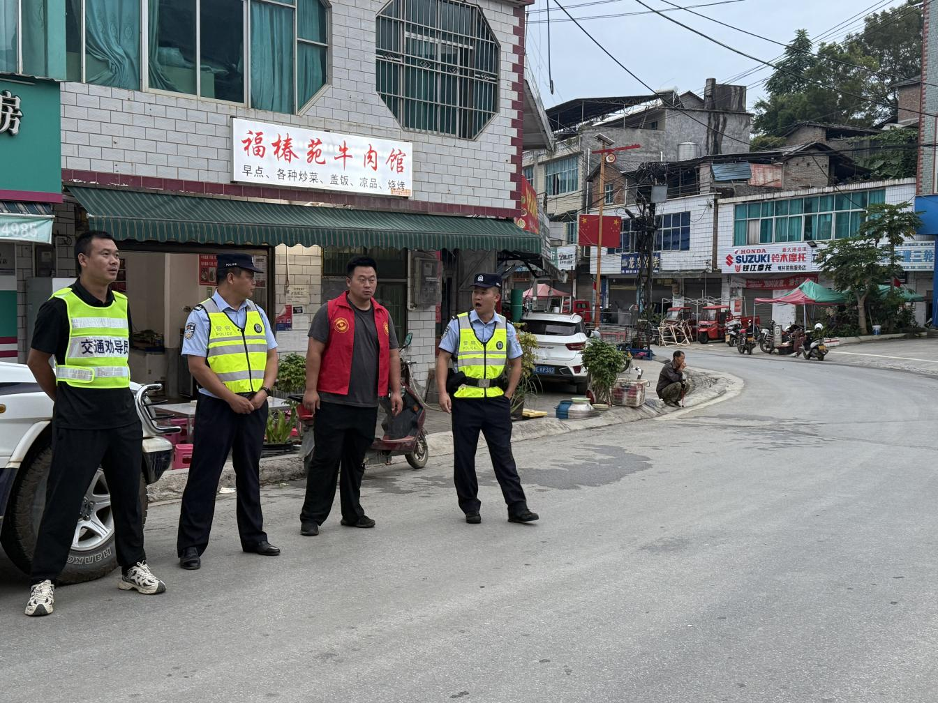 麻栗坡县杨万乡:“志愿红”与“荧光绿”描绘道路交通安全亮丽“枫景线”