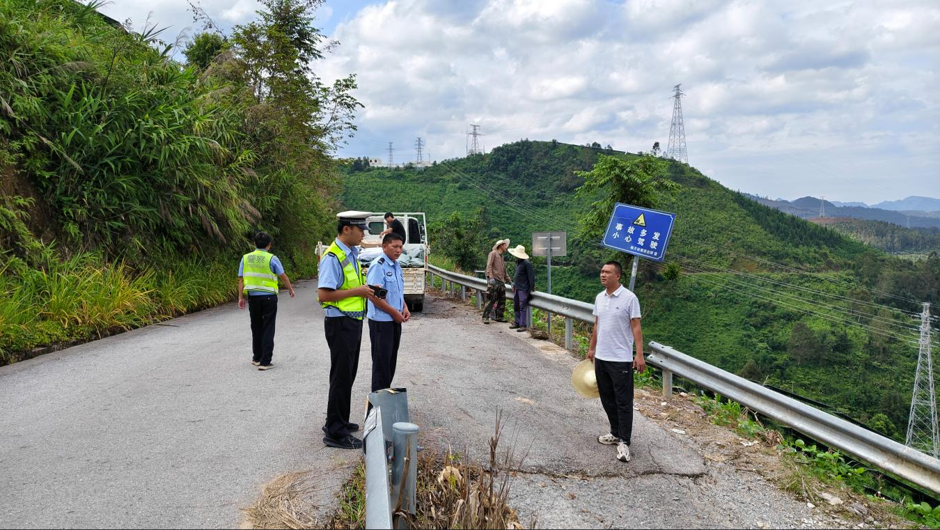 麻栗坡县杨万乡:“志愿红”与“荧光绿”描绘道路交通安全亮丽“枫景线”