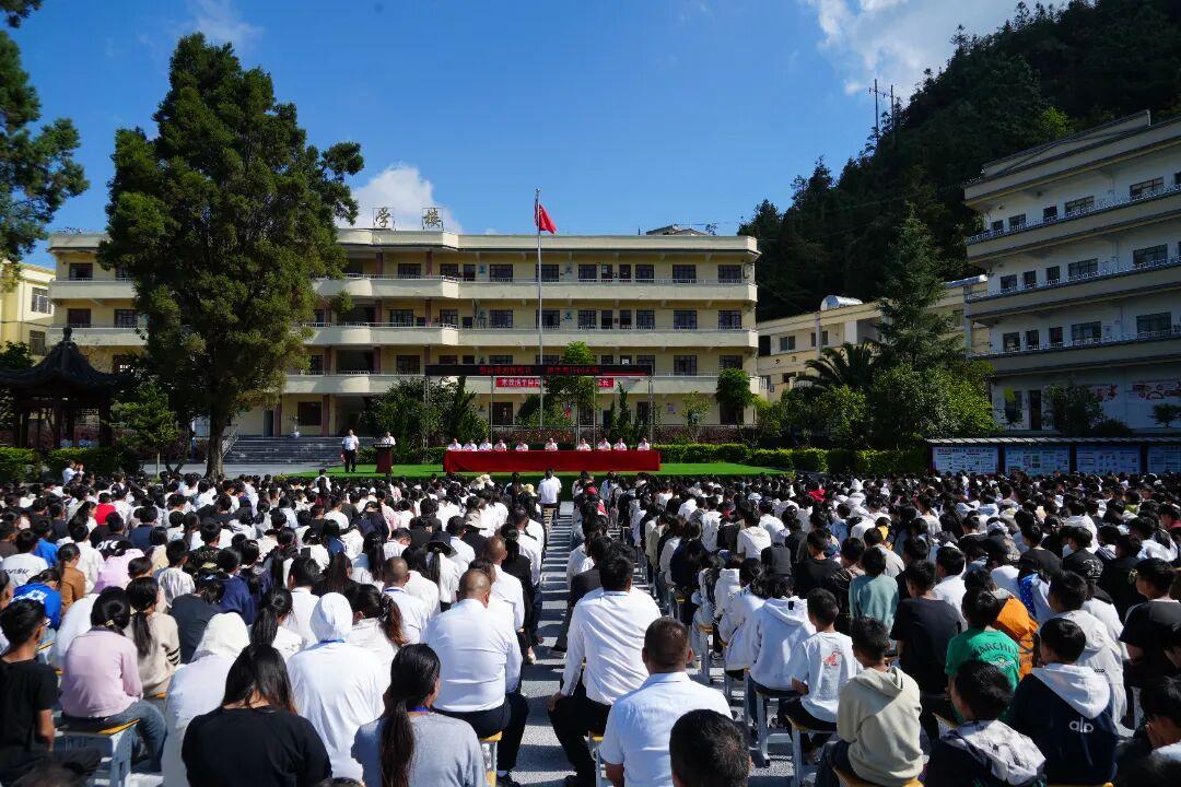 马关县第三初级中学在八寨镇揭牌启用