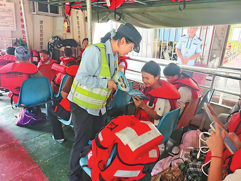 人民网:富宁县守护“水上求学路”