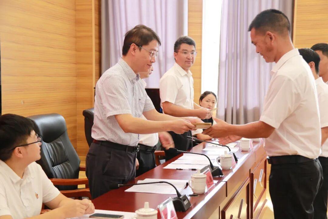 砚山维摩:奖学生励教师,做实乡村教育
