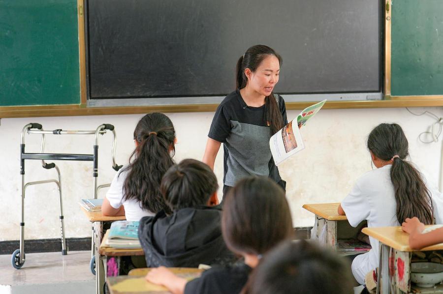 新华网:乡村教师刘云花虽然身体在萎缩,但是一直未走下讲台