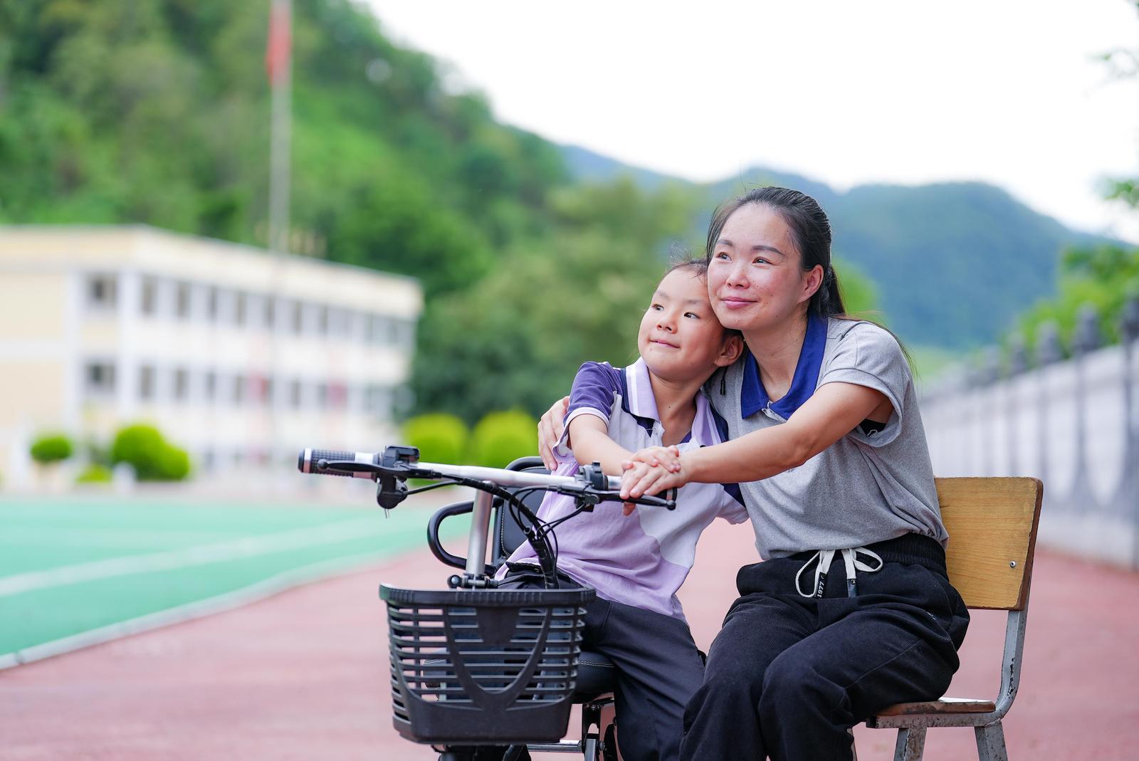 新华网:乡村教师刘云花虽然身体在萎缩,但是一直未走下讲台
